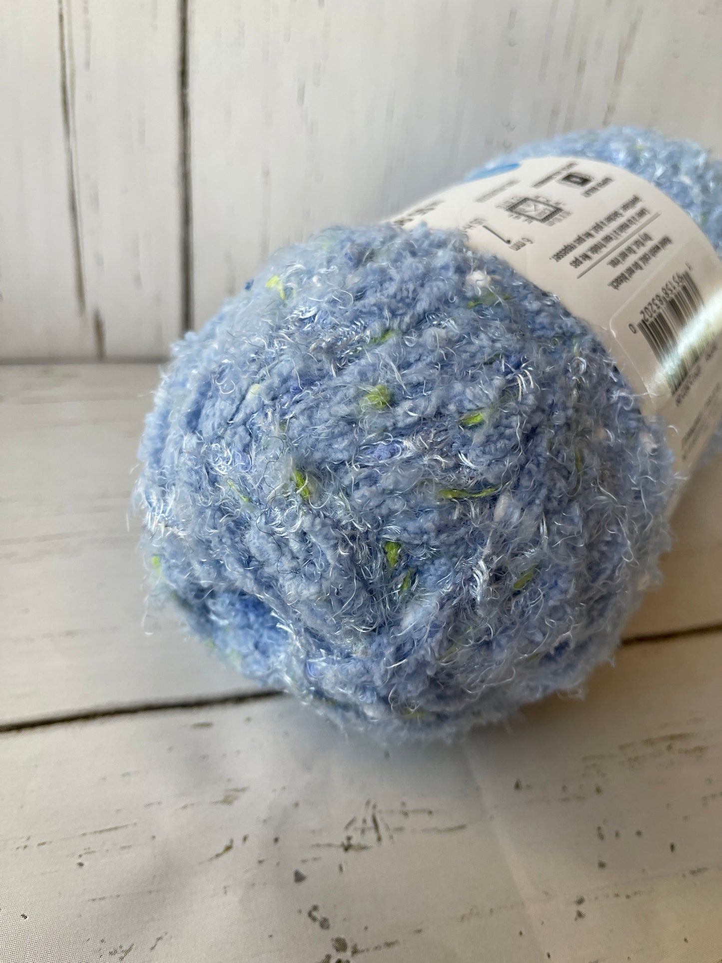 Cozy Boucle ~ BLUE BELL YARN ~ Loops & Threads