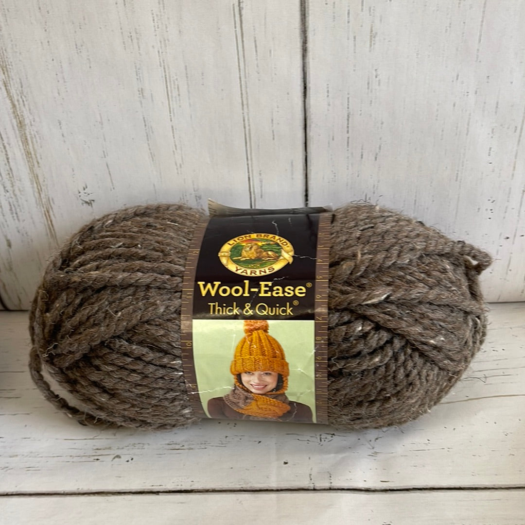 LION BRAND WOOL Ease Thick And Quick Yarn ~ Barley ~  6 oz/170g (106 yd/97 m) Super Bulky 6