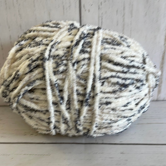 IVORY YARN ~ Bernat Blanket Tweeds ~ 10.5oz/300g, 220 yards/201m, Super Bulky 6 no label