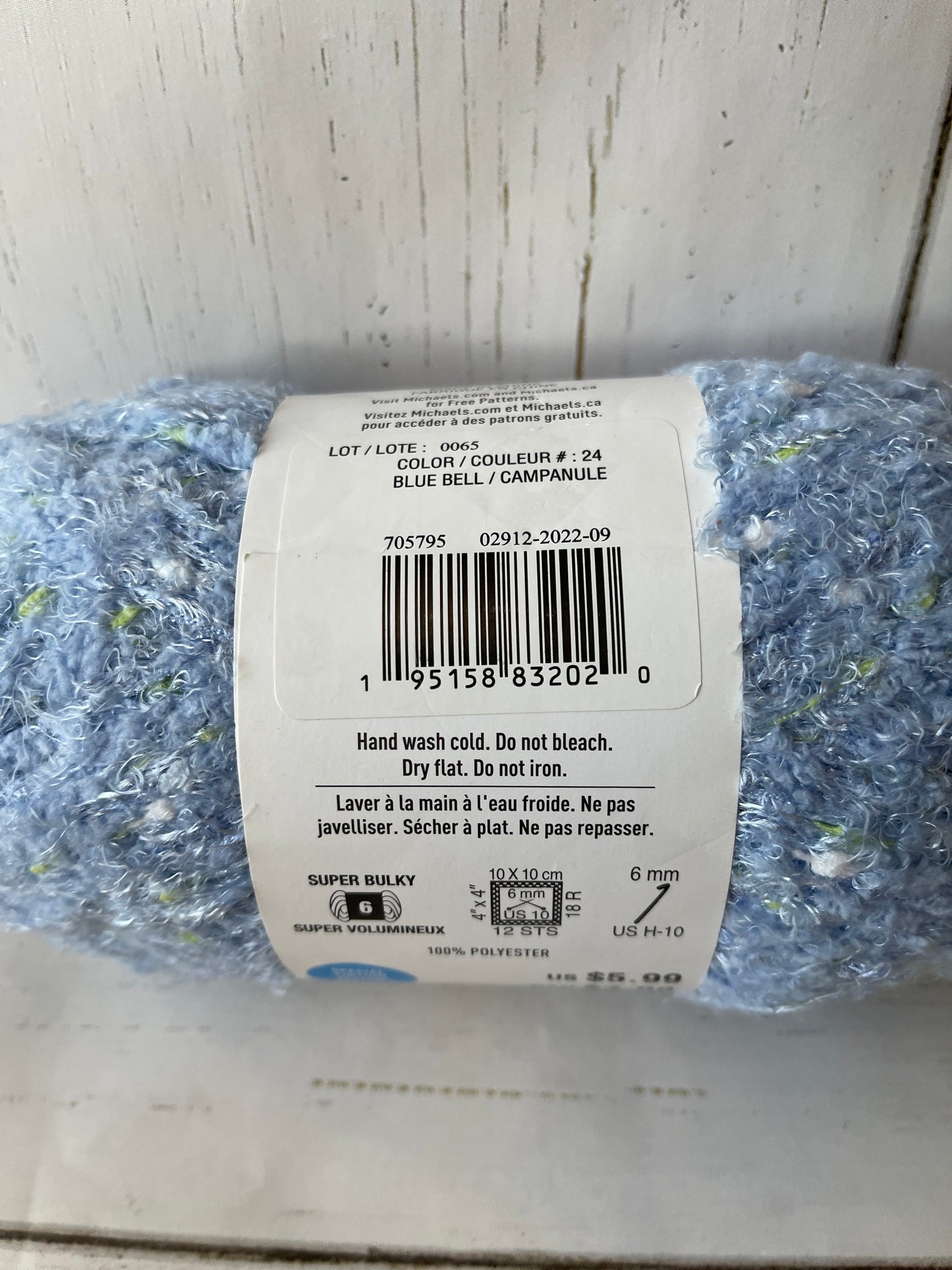 Cozy Boucle ~ BLUE BELL YARN ~ Loops & Threads